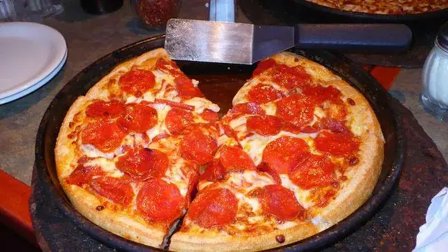 Zdjęcie Ile kalorii ma średnia pizza? Zaskakująca prawda o kaloryczności dań