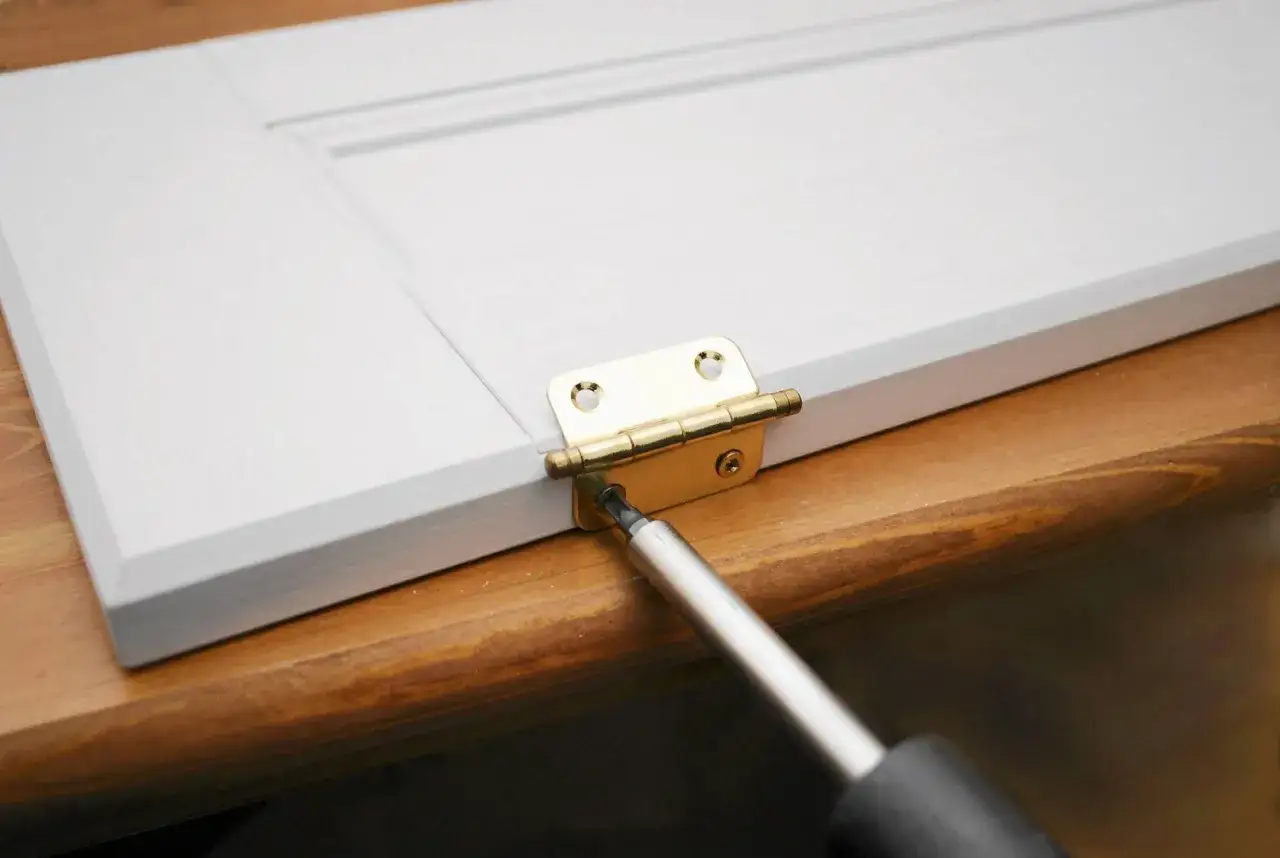 Zdjęcie Jak dorobić drzwiczki do szafki - proste kroki, które ułatwią zadanie