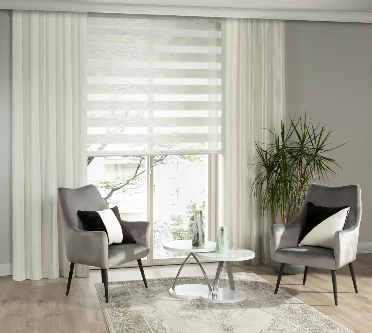 Zdjęcie Jakie zasłony do biało szarego salonu – idealne połączenia kolorów