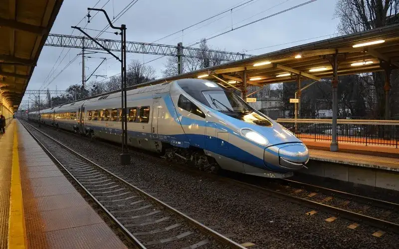 Zdjęcie Pendolino co to - poznaj zalety szybkich pociągów w Polsce