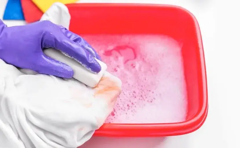 Zdjęcie Jak sprać żywicę ze spodni? Skuteczne metody na uporczywe plamy