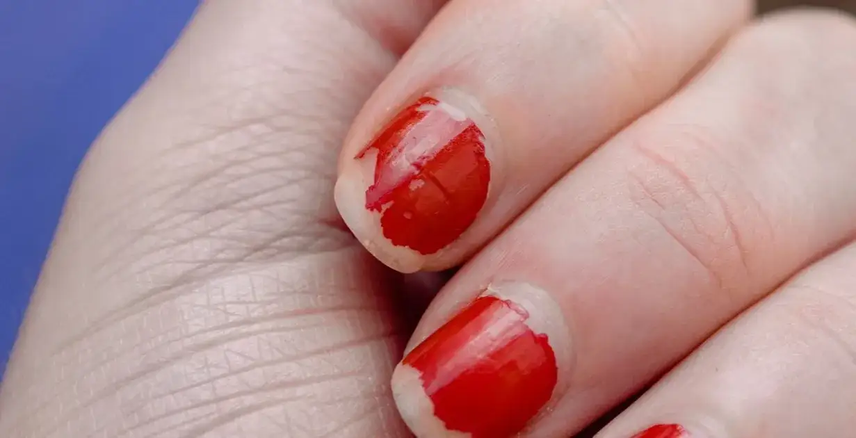 Zdjęcie Dlaczego manicure tytanowy odpryskuje? Oto najczęstsze przyczyny