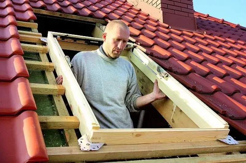 Zdjęcie Ile kosztuje zamontowanie okna dachowego? Sprawdź, co wpływa na cenę