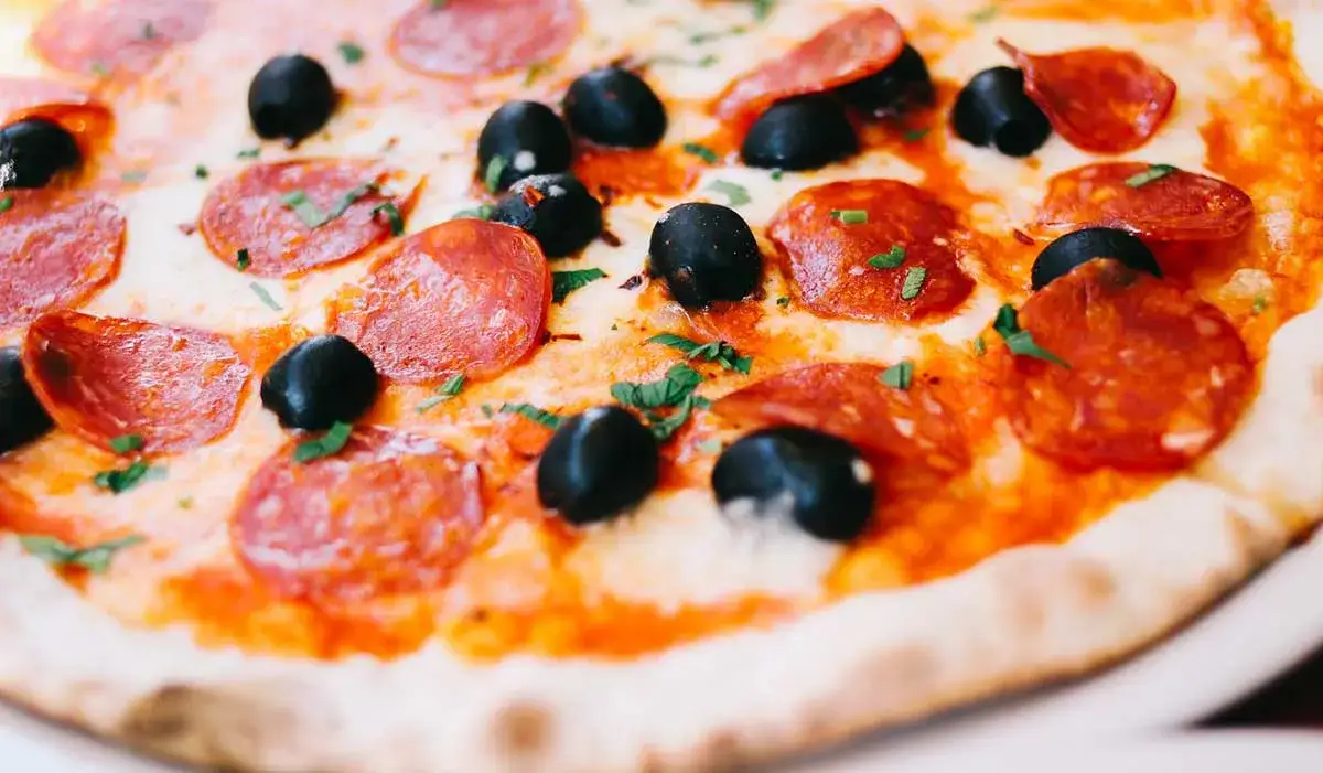 Zdjęcie R&eacute;ussir sa pizza maison: p&acirc;te pr&ecirc;te &amp; jambon, guide express