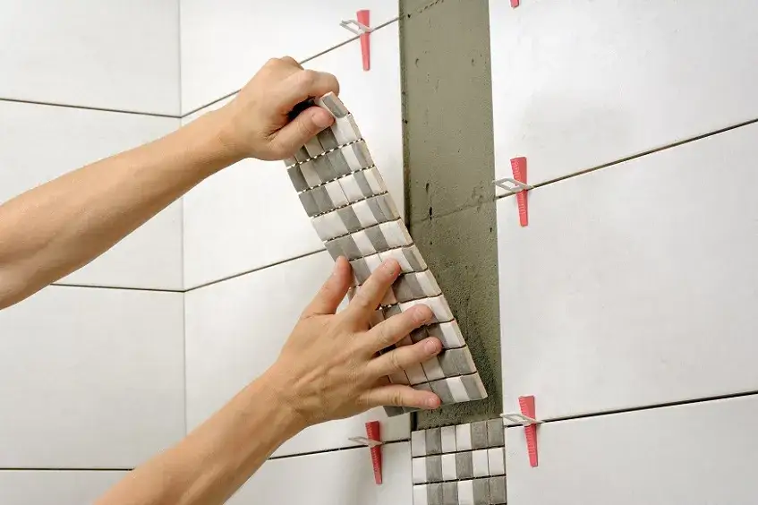 Zdjęcie Jak kłaść gres na ścianę - proste sztuczki dla perfekcyjnego efektu