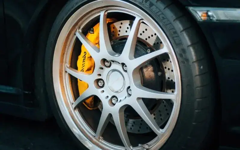 Zdjęcie Ile kosztuje malowanie felg alu? Sprawdź ceny i opcje kolorów