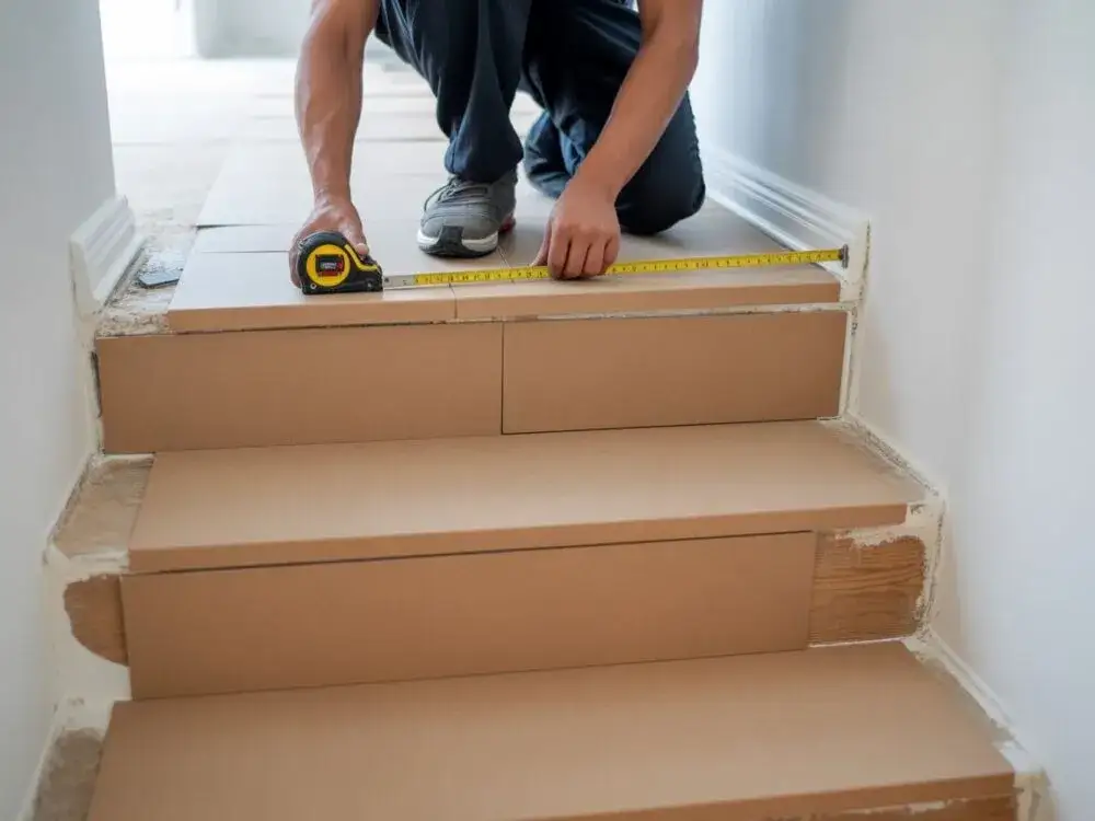 Zdjęcie Profesjonalne wykończenie schodów drewnianych przy ścianie bez błędów i szczelin