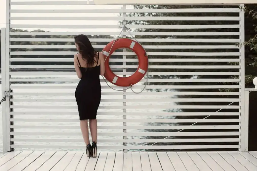 Zdjęcie Czarna sukienka: jakie buty i dodatki, by wyglądać zjawiskowo?