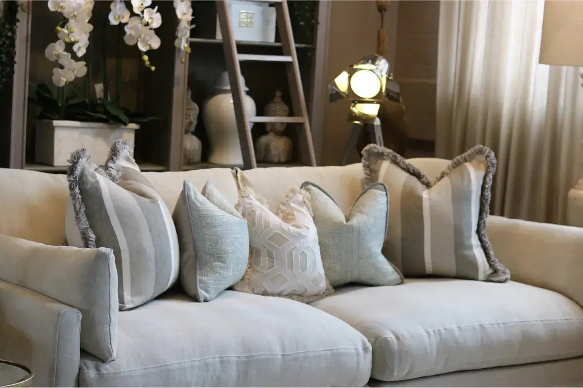 Zdjęcie Jakie kolory poduszek do szarej kanapy? Ożyw swoje wnętrze!