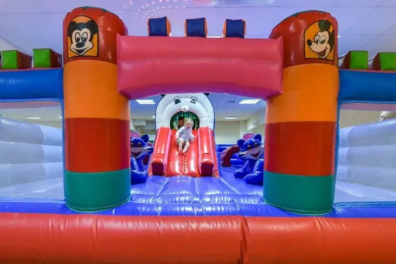 Zdjęcie Najlepsze hotele z małpim gajem dla dzieci – bezpieczna zabawa dla maluchów