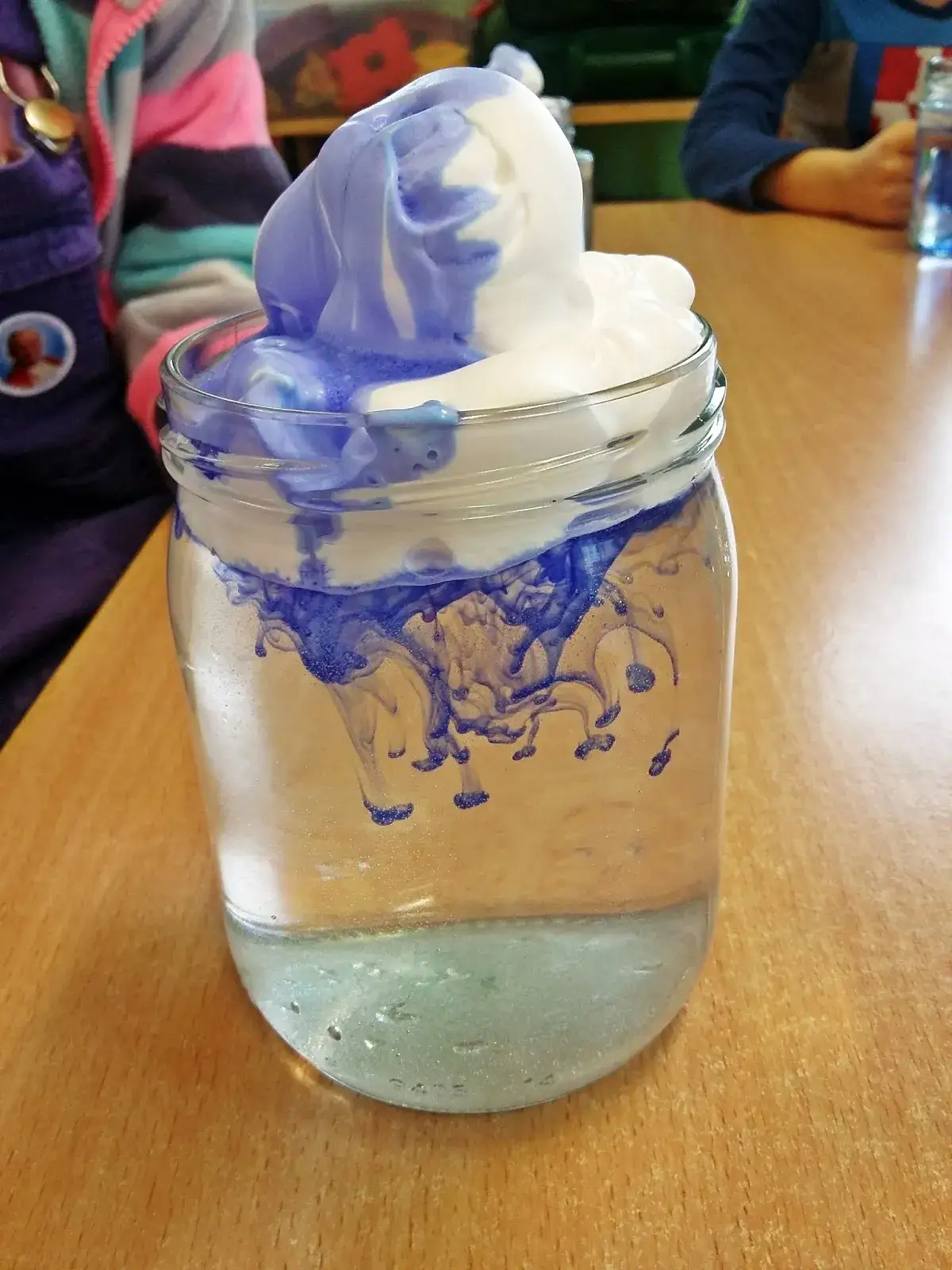 Zdjęcie Eksperyment z pianką do golenia: kreatywne zabawy naukowe dla dzieci