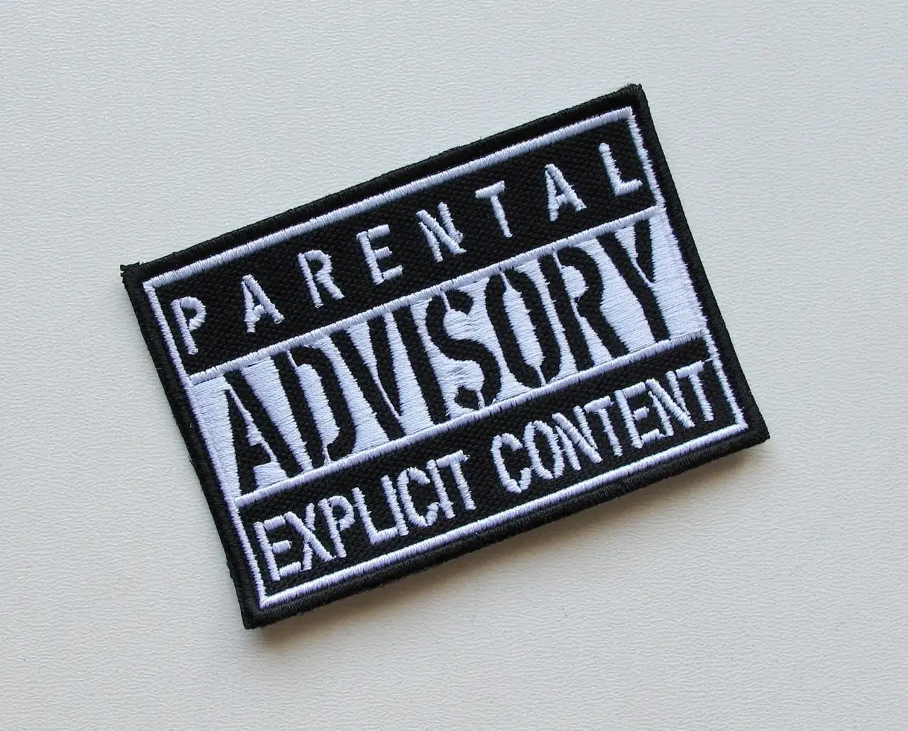 Zdjęcie Co to znaczy parental advisory explicit content i jak wpływa na dzieci?