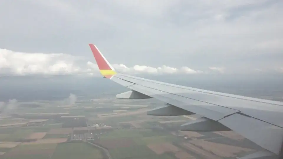 Zdjęcie Co życzyć na lot samolotem? Inspiracje na udane podróże i radość w powietrzu