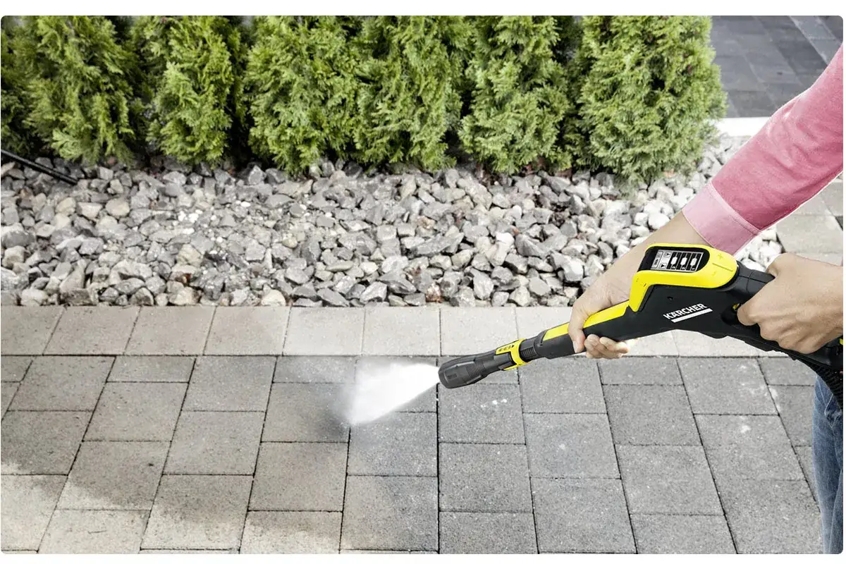 Zdjęcie Skuteczne sposoby na czyszczenie kostki brukowej – unikaj trudnych plam