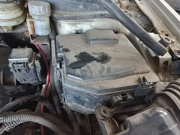 Zdjęcie Gdzie są bezpieczniki w hondzie CR-V i jak je łatwo znaleźć