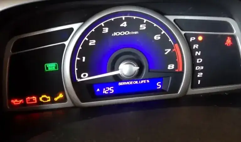 Zdjęcie Znaczenie kontrolek w Honda Civic – co oznaczają i jak reagować