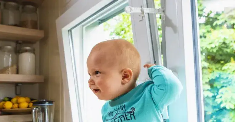 Zdjęcie Jak zablokować okno przed dzieckiem - skuteczne metody zabezpieczeń