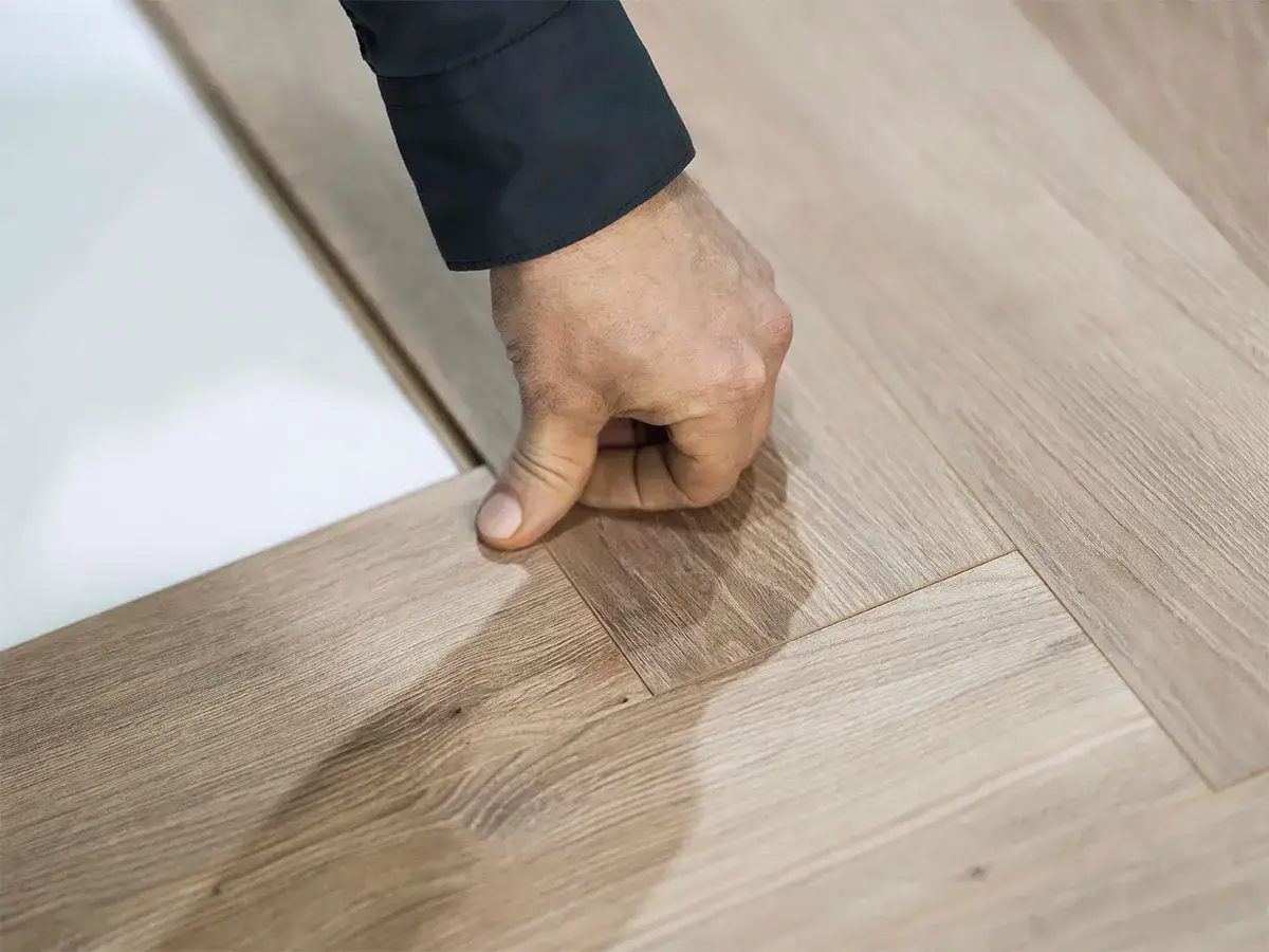 Zdjęcie Jak układać panele w jodełkę: proste kroki do eleganckiej podłogi