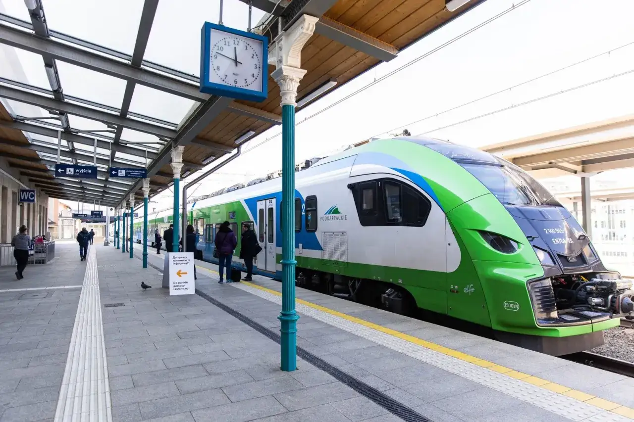 Zdjęcie Czy można kupić bilet intercity w pociągu? Sprawdź zasady i kary