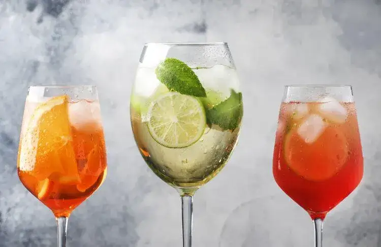 Zdjęcie Przepis na drink z aperolem, który zaskoczy Twoich gości
