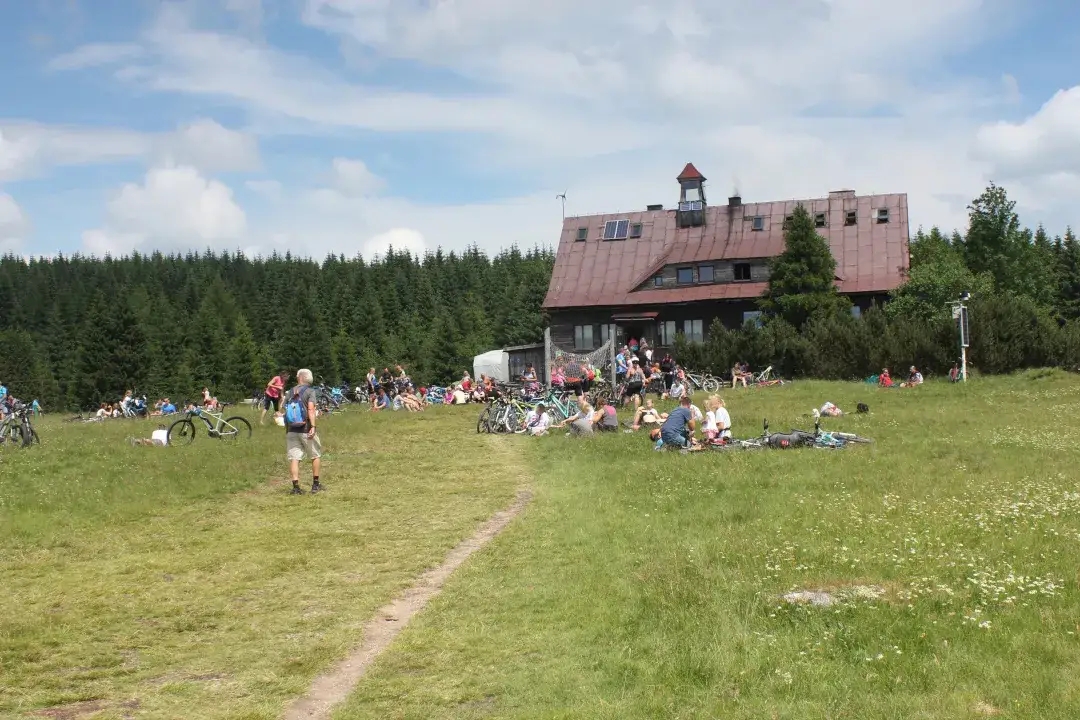 Zdjęcie Chatka Górzystów i Hala Izerska - Schroniska w Karkonoszach. Bezpieczny nocleg w górach.