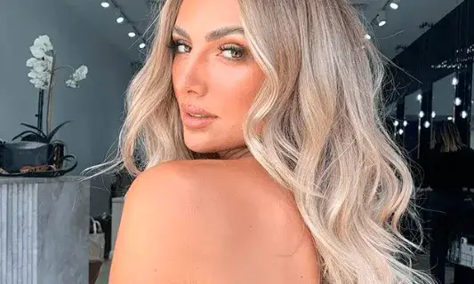 Zdjęcie Loki prostownicą: Perfekcyjna stylizacja krok po kroku w domu