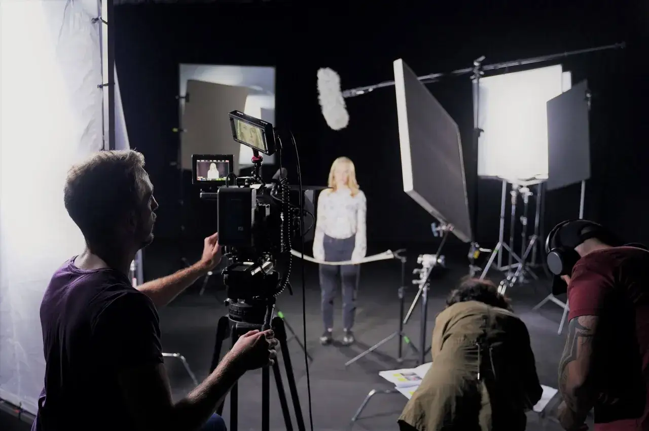 Zdjęcie Kto pracuje na planie filmowym? Odkryj kluczowe role i ich zadania