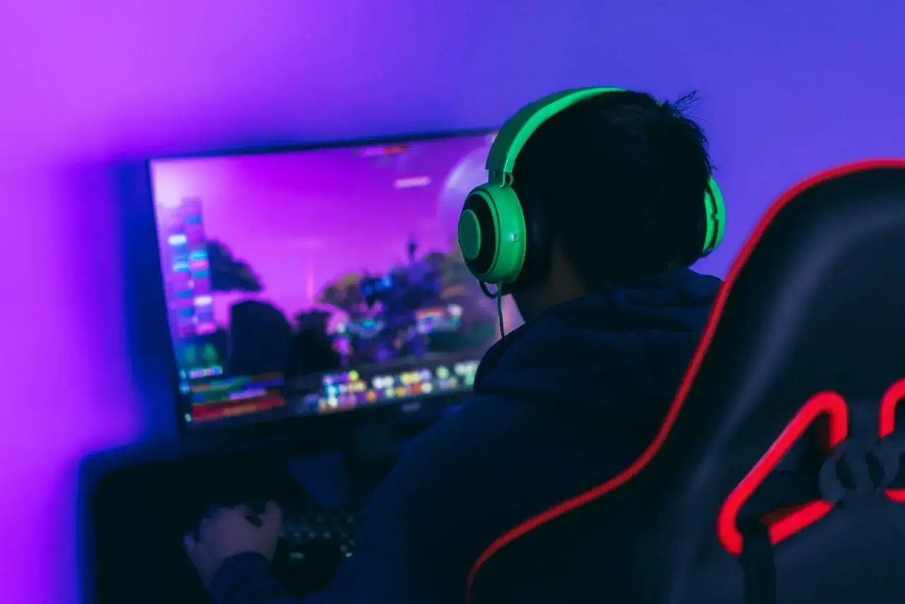 Zdjęcie Czy warto grać w gry komputerowe? Korzyści, wady i wpływ na życie