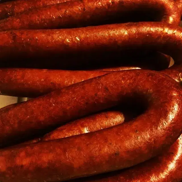 Zdjęcie Przepisy na kiełbasę myśliwską, które zachwycą Twoich gości