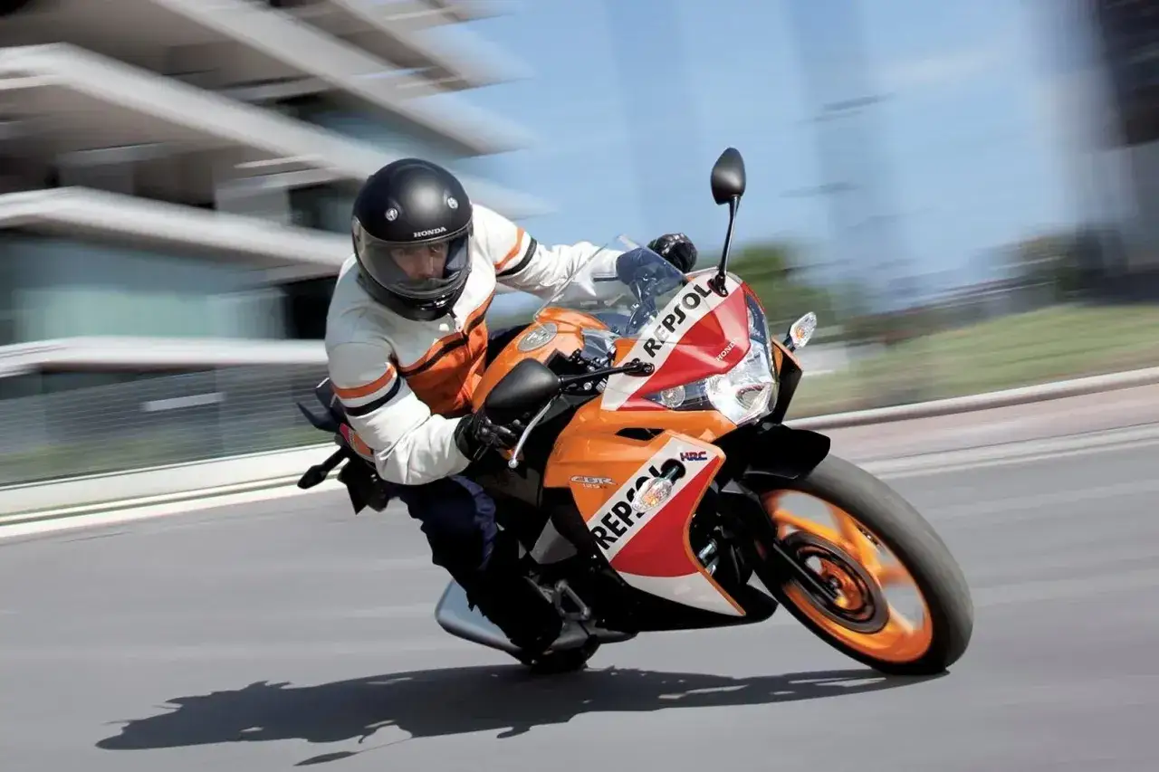 Zdjęcie Jak zwiększyć moc Honda CBR 125 - skuteczne modyfikacje i porady