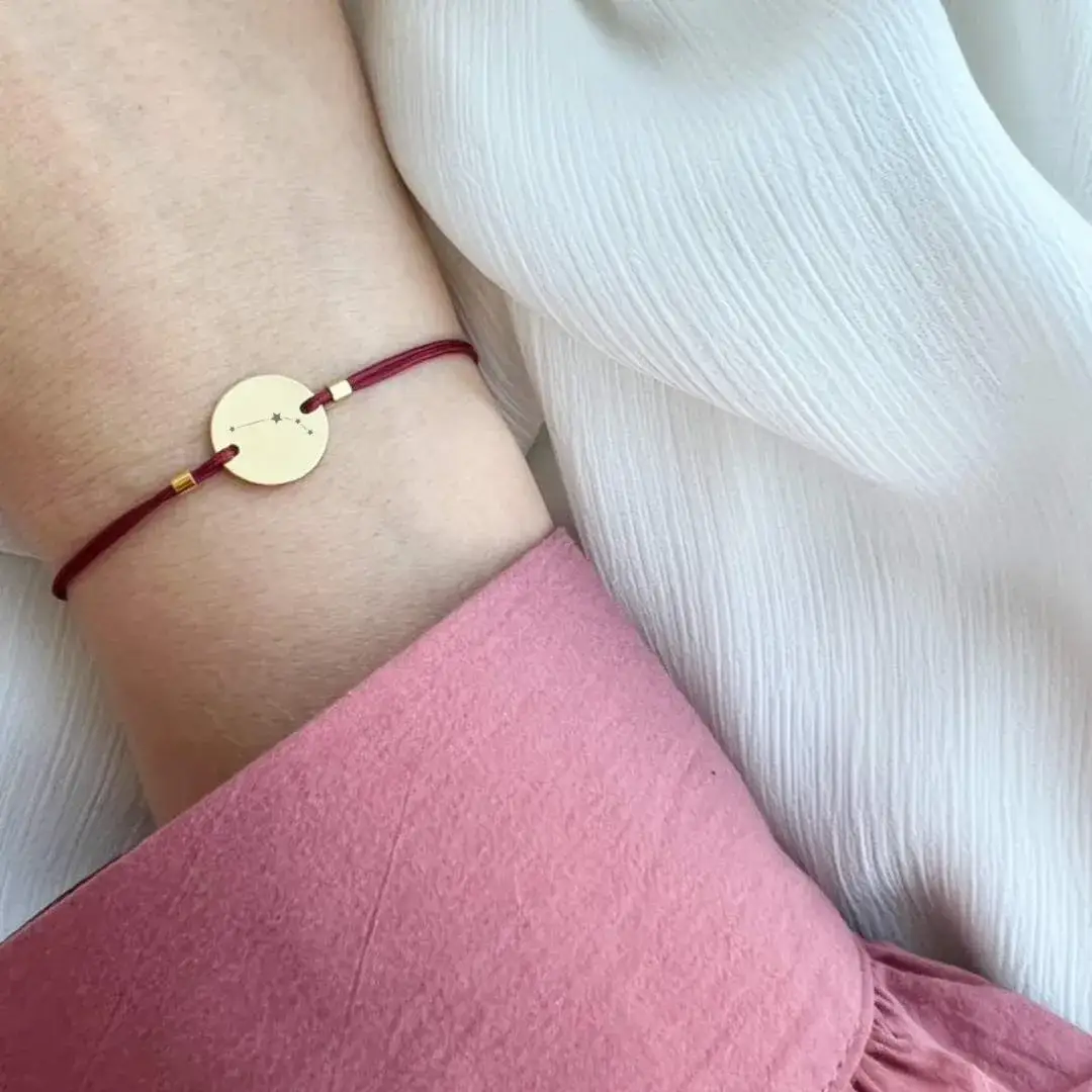 Zdjęcie Na której ręce nosić bransoletki? Odkryj tradycje i znaczenie