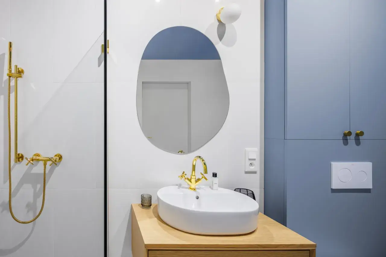 Zdjęcie Na jakiej wysokości powiesić lustro nad umywalką, aby uniknąć błędów?