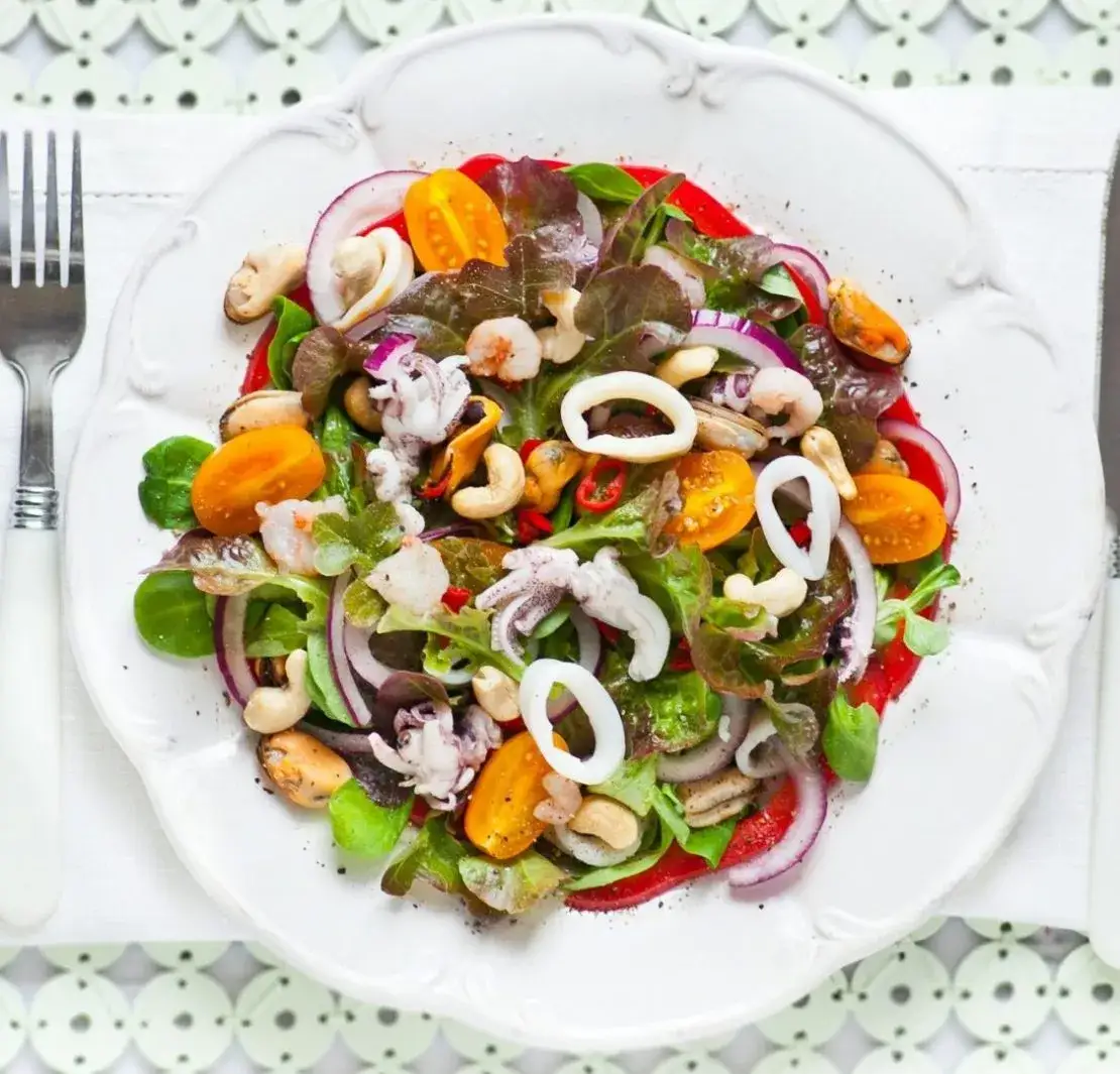 Zdjęcie Jaką sałatkę do owoców morza wybrać, by zaskoczyć gości?