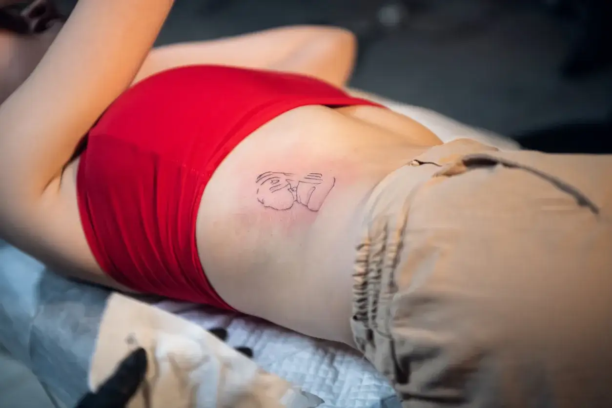 Zdjęcie Czy tatuaż na żebrach się rozciąga? Poznaj prawdę o deformacji