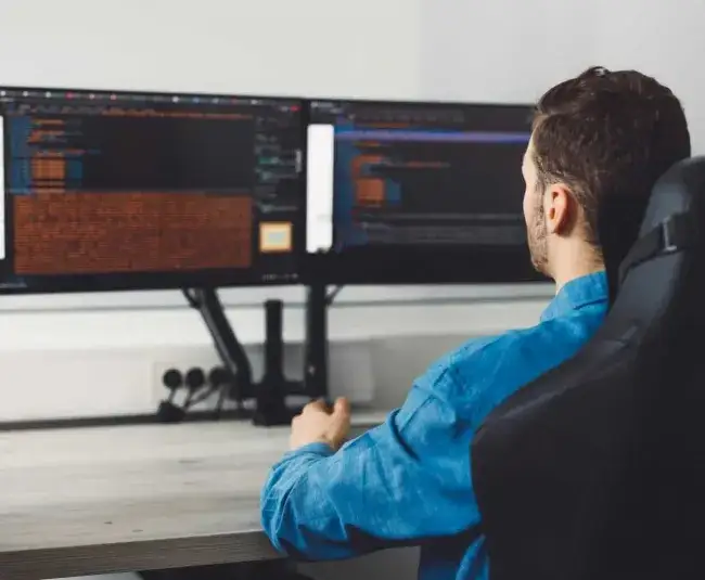 Zdjęcie Jak podłączyć dwa monitory do komputera i uniknąć problemów z konfiguracją