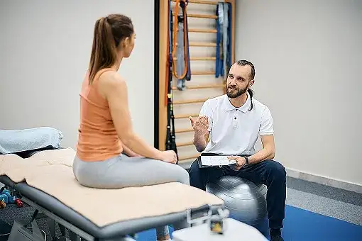 Zdjęcie Czy fizjoterapeuta to lekarz? Odkryj różnice i fakty, które musisz znać