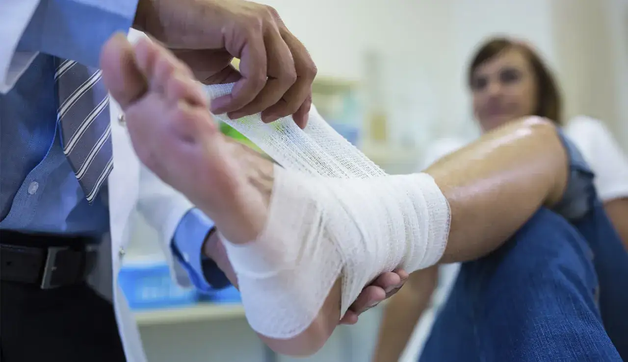 Zdjęcie Co oznacza elewacja operowanej kończyny: praktyczne zasady unoszenia nogi