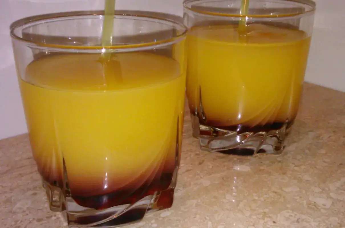 Zdjęcie Pyszne drinki z sokiem malinowym i pomarańczowym, które musisz spróbować