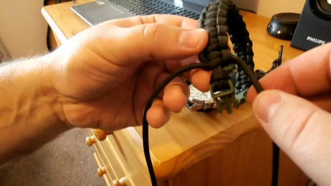 Zdjęcie Jak zrobić bransoletki z paracordu – proste kroki dla każdego