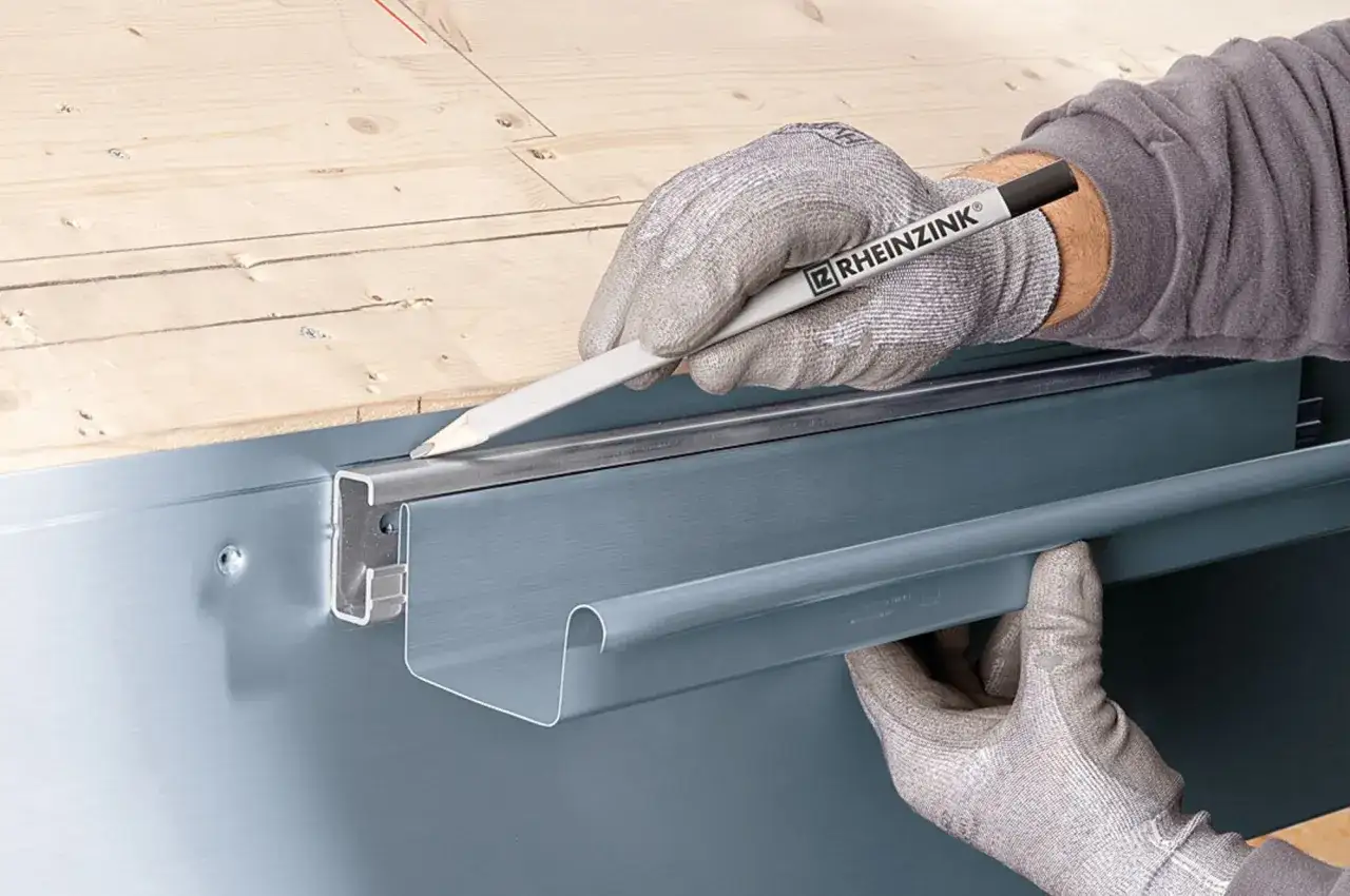 Zdjęcie Mocowanie rynny na balkonie: Instrukcja krok po kroku dla każdego