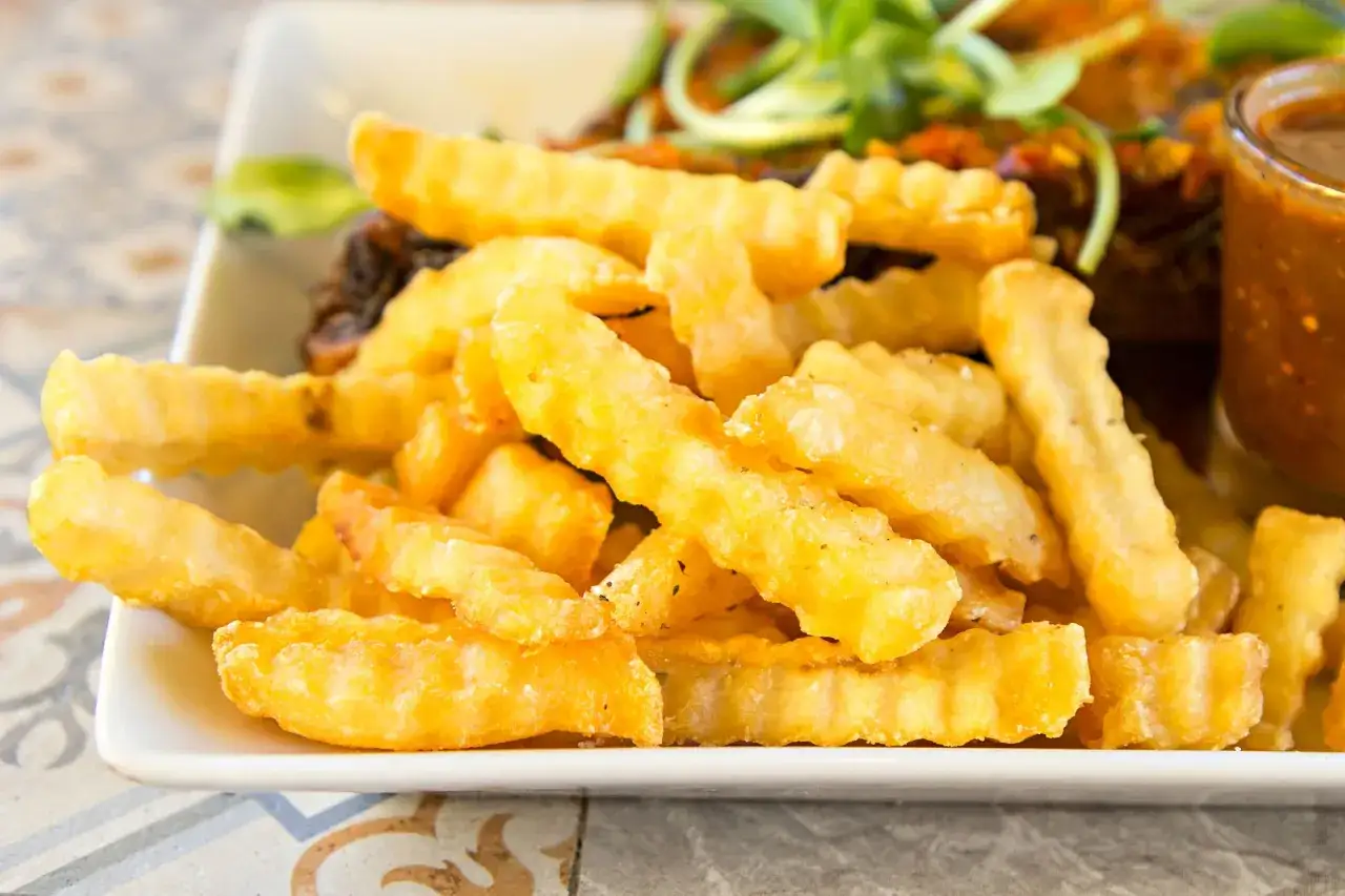 Zdjęcie Czy frytki smażyć pod przykryciem? Odkryj, dlaczego to błąd