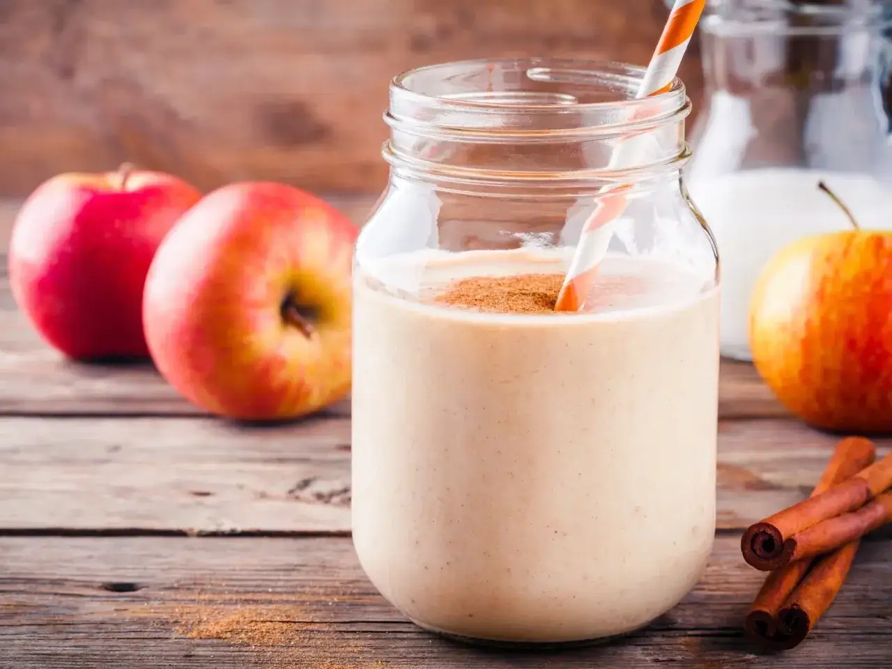 Zdjęcie Zdrowy koktajl z bananem i jabłkiem, który doda energii każdego dnia