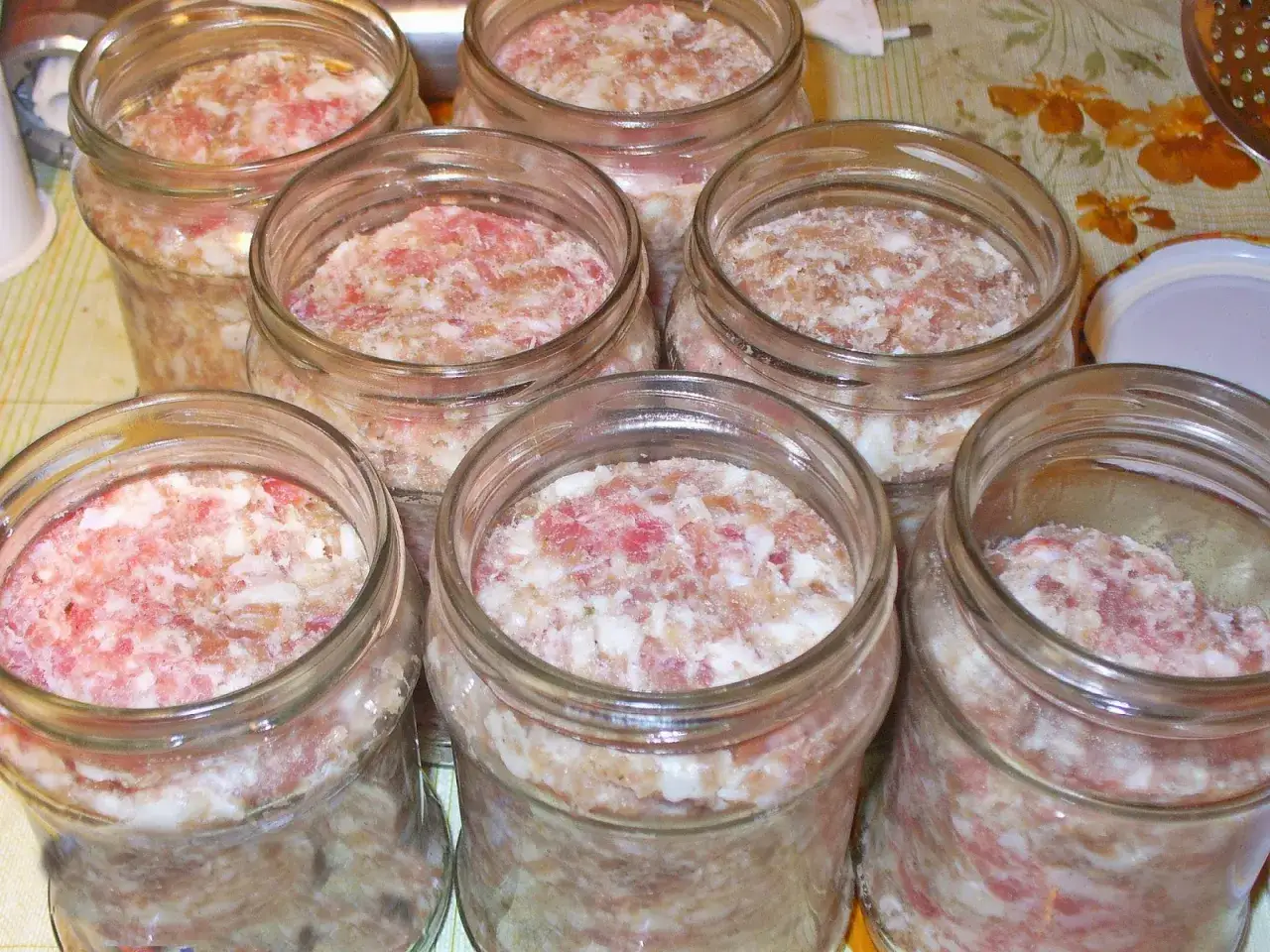 Zdjęcie Jak skutecznie pasteryzować kiełbasę w słoiku na dłuższe przechowywanie