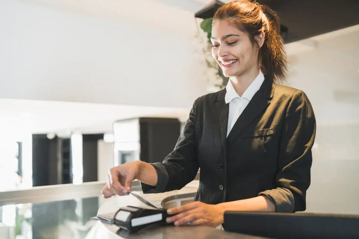 Zdjęcie Ile zarabia recepcjonistka w hotelu 5 gwiazdkowym? Zaskakujące dane!