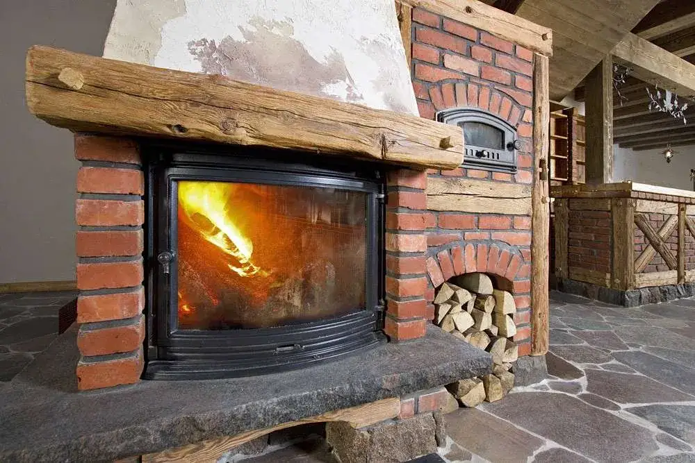 Zdjęcie Jak zamontować drewnianą belkę nad kominkiem: 7 prostych kroków