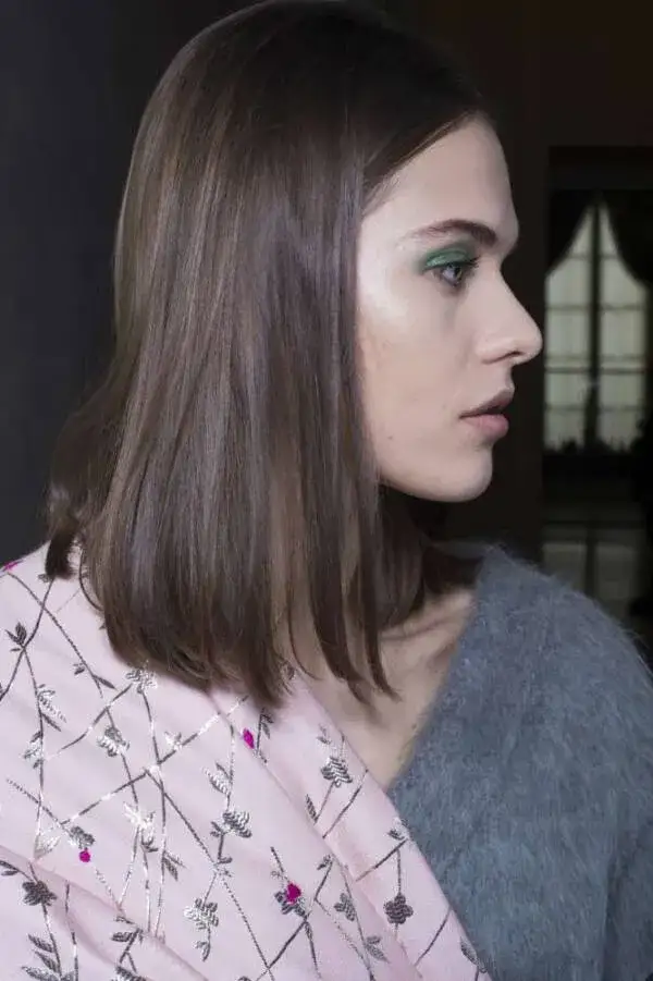 Zdjęcie Fryzura bez grzywki komu pasuje? Odkryj, jak dobrze wyglądać