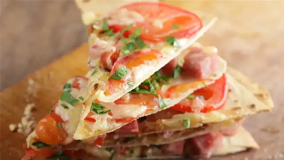 Zdjęcie Szybki przepis na pizzę z tortilli - łatwe i smaczne danie na każdą okazję