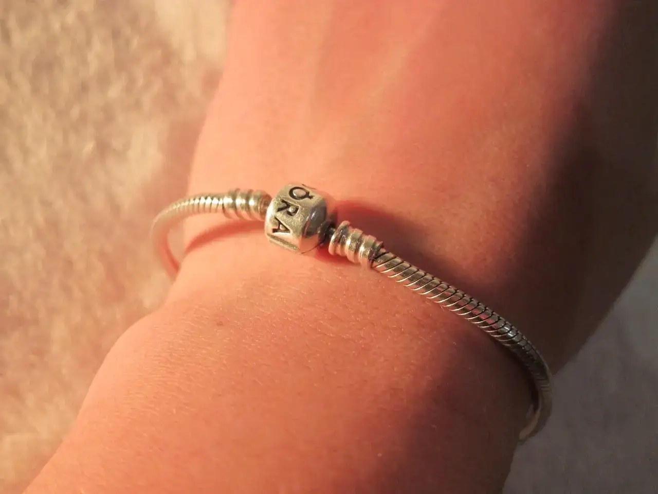 Zdjęcie Jak rozciągnąć bransoletkę Pandora, aby była wygodniejsza do noszenia