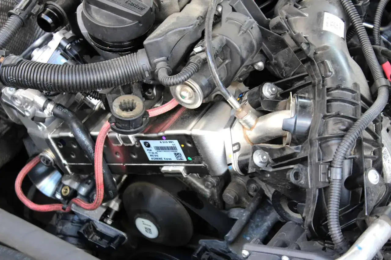 Zdjęcie Gdzie jest czujnik temperatury silnika BMW E90 i jak go znaleźć?