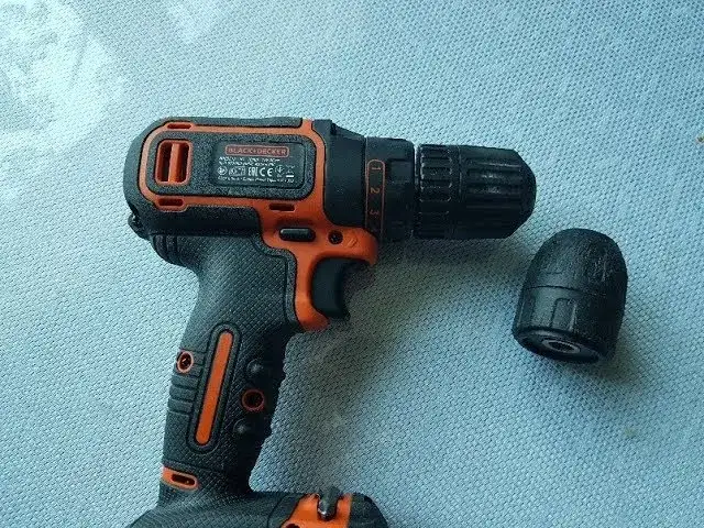 Zdjęcie Jak łatwo i bezpiecznie zdjąć głowicę z wiertarki Black&Decker bez błędów